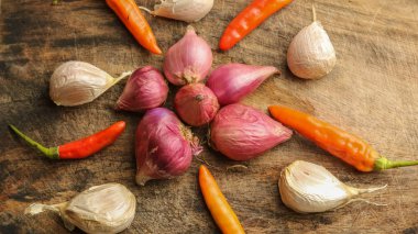 Çeşitli Endonezya baharat ve otlar. Kırmızı soğan, sarımsak, soğan ve rustik arka plan üzerinde sıcak biber.