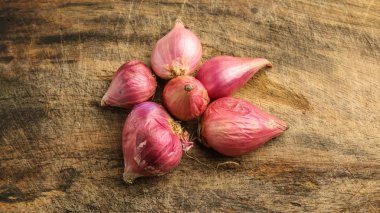 Çeşitli Endonezya baharat ve otlar. Kırmızı soğan, sarımsak, soğan ve rustik arka plan üzerinde sıcak biber.