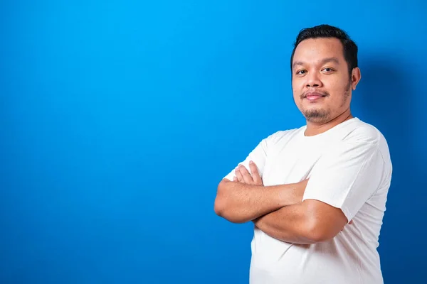 Fet Asiatisk Man Vit Shirt Som Står Med Armarna Korsade — Stockfoto