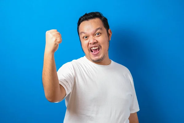 Retrato Divertido Hombre Asiático Gordo Camiseta Blanca Sonriendo Bailando Felizmente — Foto de Stock