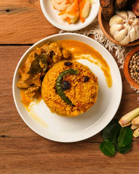 印度羊肉Biryani Dish放在木制桌子上 典型的印度食品 由山羊肉和香料及荞麦米混合制成 — 图库照片
