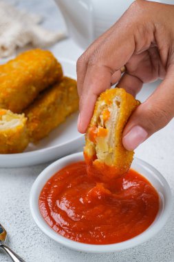 Lezzetli Risoleler veya Risol Mayo, içinde mayonez ve biber sosu bulunan un, et ve sebzelerden yapılan tipik bir Endonezya sokak yiyeceğidir..