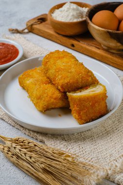 Lezzetli Risoleler veya Risol Mayo, içinde mayonez ve biber sosu bulunan un, et ve sebzelerden yapılan tipik bir Endonezya sokak yiyeceğidir..