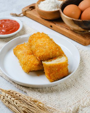 Lezzetli Risoleler veya Risol Mayo, içinde mayonez ve biber sosu bulunan un, et ve sebzelerden yapılan tipik bir Endonezya sokak yiyeceğidir..