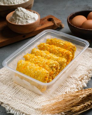 Lezzetli Risoleler veya Risol Mayo, içinde mayonez ve biber sosu bulunan un, et ve sebzelerden yapılan tipik bir Endonezya sokak yiyeceğidir..