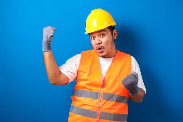 Asiático Hombre Trabajador Usando Seguridad Casco Lookis Feliz Celebrando Victoria — Foto de Stock