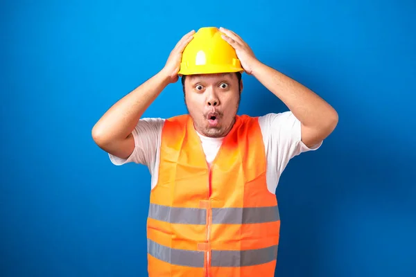 Shocked Grasa Asiática Constructor Trabajador Hombre Está Sosteniendo Sus Manos — Foto de Stock