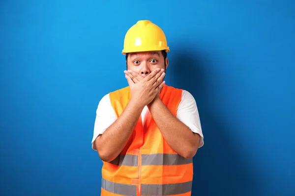 Trabajador Asiático Con Casco Parece Sorprendido Escuchar Noticia Mientras Cierra — Foto de Stock