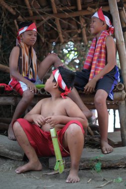 Yogyakarta - 23 Ağustos 2020: Üç arkadaş canlısı çocuk bağımsızlık gününü kutlarken birbirleriyle şakalaştı