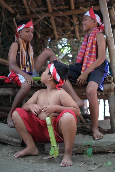 Yogyakarta - 23 Ağustos 2020: Üç arkadaş canlısı çocuk bağımsızlık gününü kutlarken birbirleriyle şakalaştı