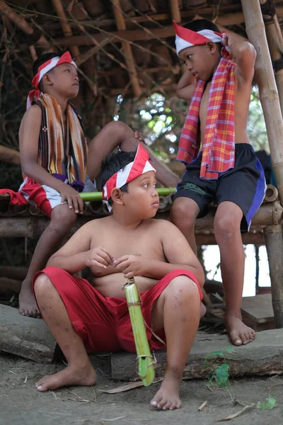 Yogyakarta - 23 Ağustos 2020: Üç arkadaş canlısı çocuk bağımsızlık gününü kutlarken birbirleriyle şakalaştı