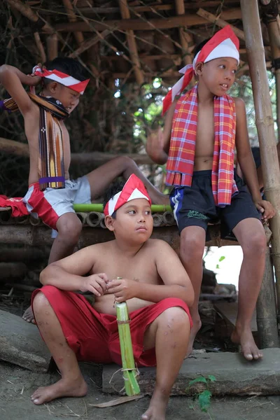 Yogyakarta - 23 Ağustos 2020: Üç arkadaş canlısı çocuk bağımsızlık gününü kutlarken birbirleriyle şakalaştı