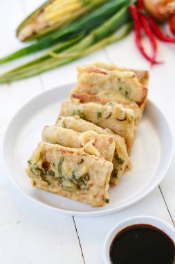 Tempe Mendoan, un hamuru ile kaplı, dilimlenmiş pırasa ve baharat karışımından yapılan geleneksel bir yemektir. Kızartma ile pişirildi