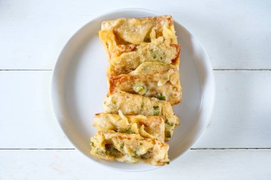 Tempe Mendoan, un hamuru ile kaplı, dilimlenmiş pırasa ve baharat karışımından yapılan geleneksel bir yemektir. Kızartma ile pişirildi