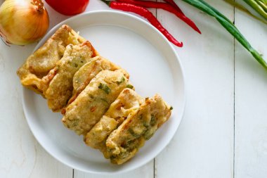 Tempe Mendoan, un hamuru ile kaplı, dilimlenmiş pırasa ve baharat karışımından yapılan geleneksel bir yemektir. Kızartma ile pişirildi