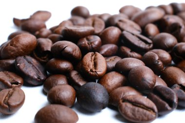 Beyaz arka planda izole edilmiş taze kahve çekirdekleri.