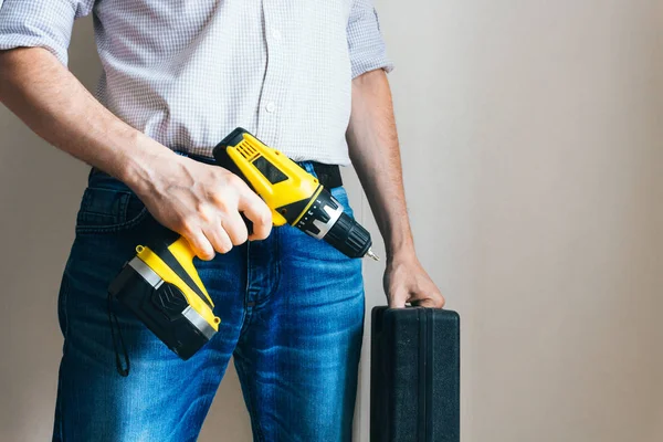 Man met een koffer van gereedschap en een schroevendraaier — Stockfoto