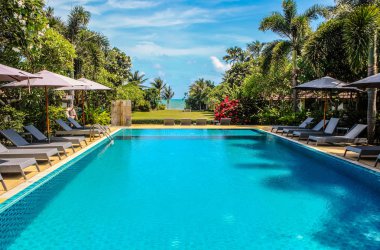 deniz tarafından tropikal bir bahçede havuz