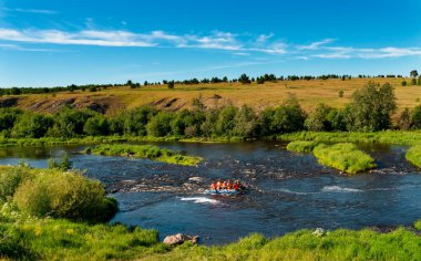 Ural, Rusya - 20 Haziran 2020, su turizmi. Katamaran üzerinde insanlar fırtınalı bir nehir boyunca rafting yapıyorlar. Boş zaman