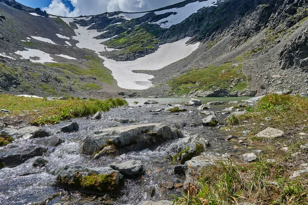 Mountain Lake Surrounded Mountains Glaciers River Flowing Mountain Lake Blue — Stock Photo, Image