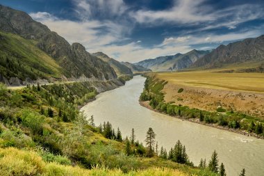 Dağ nehri boyunca dağlarda motorlu yol