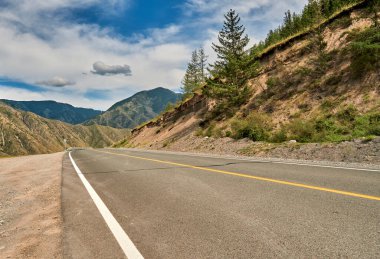 Dağların arasından geçen asfalt yol. Altai.