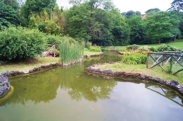 Meertje Het Park Van Villa Ventaglio Florence Italië — Stockfoto