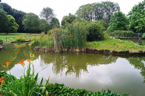 Meertje Het Park Van Villa Ventaglio Florence Italië — Stockfoto