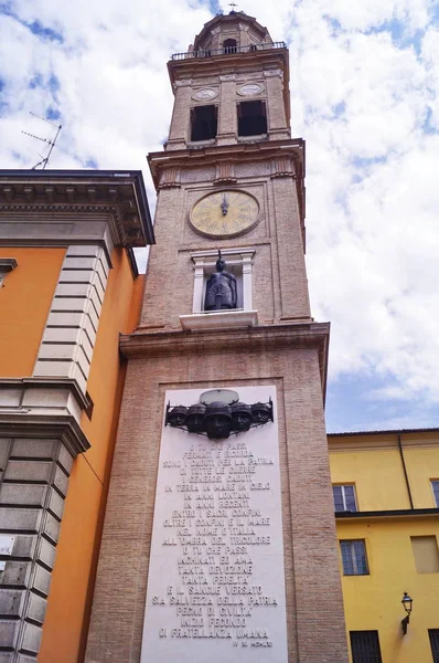 圣保罗塔与战争雕像 帕尔马 意大利 — 图库照片