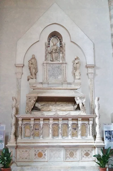 意大利奥维耶托的圣多梅尼科教堂 Arnolfo Cambio 为红衣主教 Guglielmo Braye 举行的葬礼纪念碑 — 图库照片