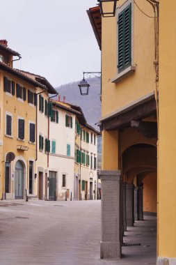 Tipik sokak Dicomano, Toskana, İtalya