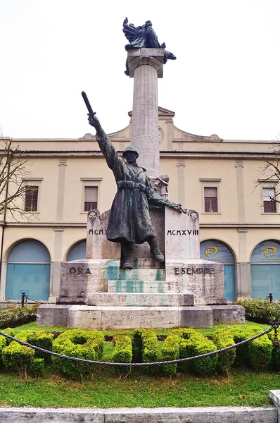 ディコマーノ トスカーナ イタリア共和国広場で自治体の宮殿 — ストック写真