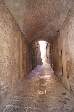 Volterra, Toskana, İtalya için kapalı geçiş ile tipik sokak