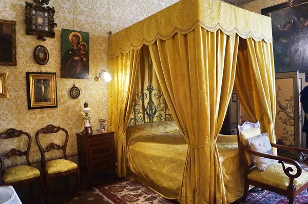 Cama Con Dosel Dentro Del Palacio Viti Toscana Italia —  Fotos de Stock