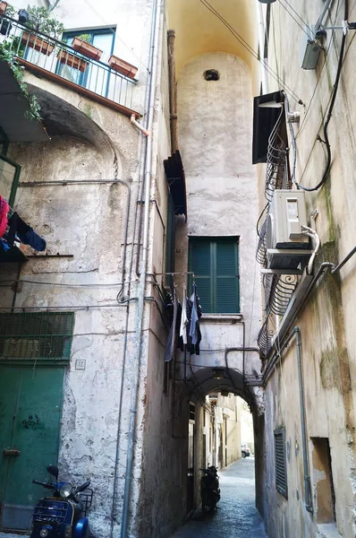 古い町のサレルノ イタリアの典型的な路地 — ストック写真