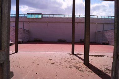 Montelupo Fiorentino eski adli psikiyatri hastanesinin erkekler bölümünde Avlu, Toskana, İtalya