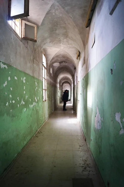 モンテルポ フィオレンティーノの旧司法精神病院のセクションの廊下 トスカーナ州 イタリア — ストック写真