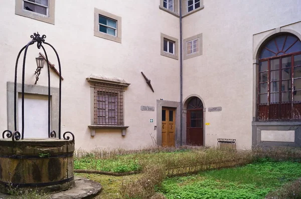 ヴィラ アンブロジャーナ旧精神司法病院 モンテルポ フィオレンティーノ トスカーナ イタリアの中庭 — ストック写真