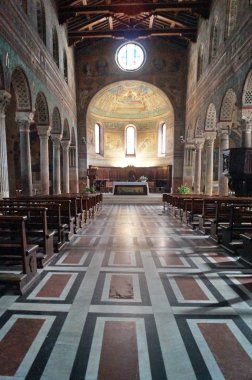 Chiusi San Secondiano katedralinin iç, Toskana, İtalya