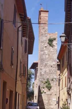 Chiusi'nin tipik caddesi, Toskana, İtalya
