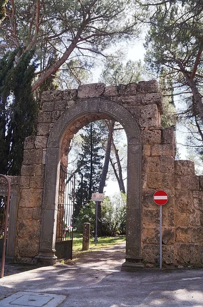 イタリア トスカーナ州キウシのフォルティ公園の入り口ドア — ストック写真