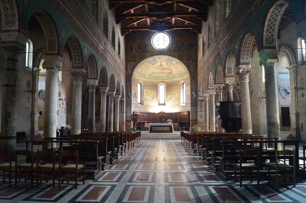 意大利托斯卡纳丘西的圣西亚诺大教堂内部 — 图库照片