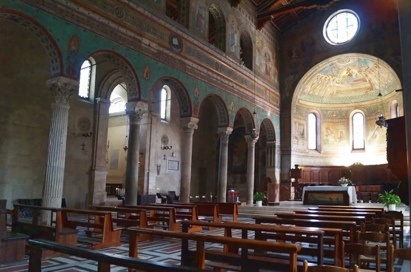 意大利托斯卡纳丘西的圣西亚诺大教堂内部 — 图库照片