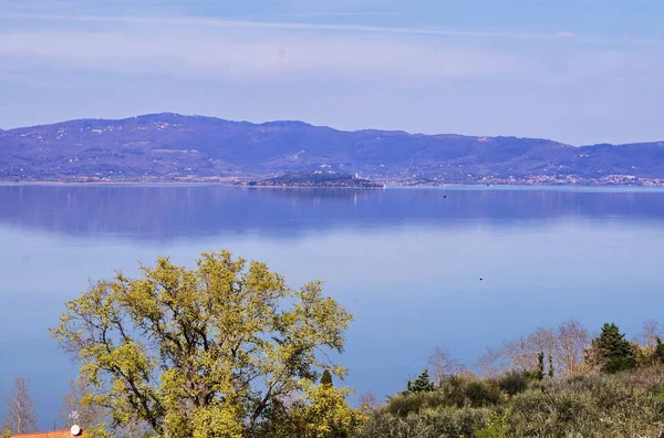 Trasimeno gölünden Castiglione del Lago'dan görünüm, Umbria, İtalya