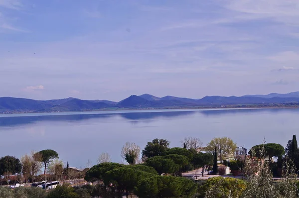 Trasimeno gölünden Castiglione del Lago'dan görünüm, Umbria, İtalya