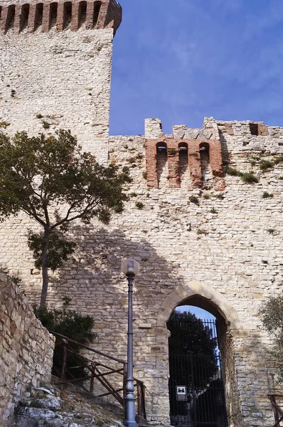 ライオンの要塞の入り口 カスティリオーネ ウンブリア イタリア — ストック写真