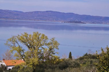 Trasimeno gölünden Castiglione del Lago'dan görünüm, Umbria, İtalya