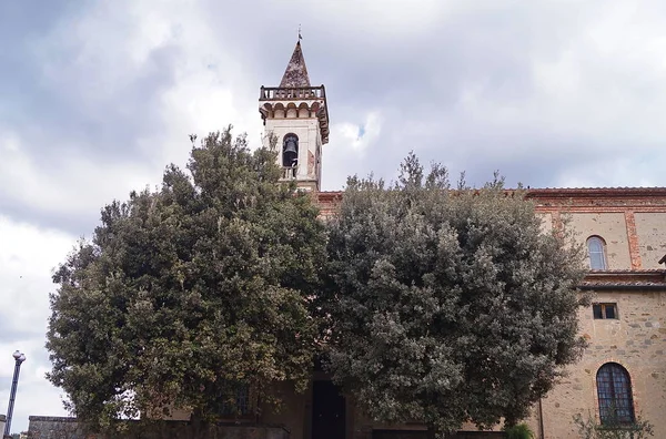 聖十字架教会の鐘塔 ヴィンチ トスカーナ イタリア — ストック写真