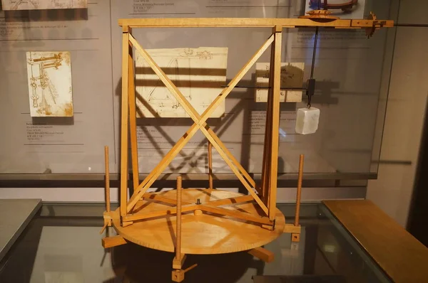 Leonardo Vinci Tarafından Merkezi Fulcrum Ile Fener Vinç Modeli — Stok fotoğraf