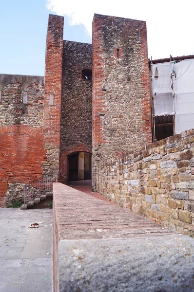 ジョヴァンニ ヴァルダルノの古代中世の城壁 トスカーナ イタリア — ストック写真